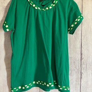 214 scoop neck tee with white and green polka dot ribbon accent - hip slit